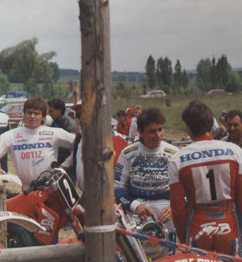 Jean-Michel Bayle, Patrick Perrier et Yves Demaria discutent lors de cette épreuve de Leyviller 1988