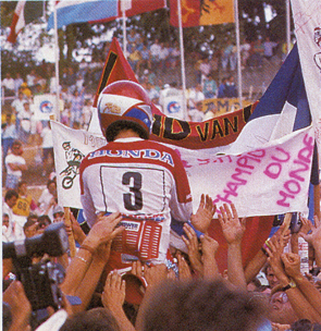 Jean-Michel Bayle porté par les spectateurs. Il est champion du monde 125.