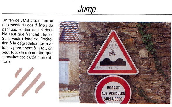 Un panneau de signalisation pour indiquer un dos d'âne sur lequel une moto et les initiales JMB ont été ajoutées