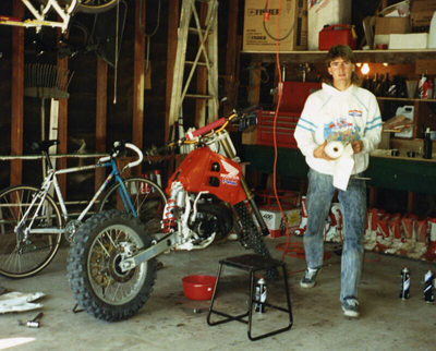 Jean-Michel Bayle fait la mécanique sur sa moto dans son garage à Redondo Beach