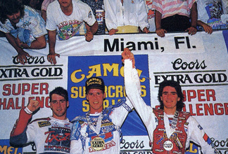Jean-Michel Bayle sur le podium du supercross de Miami 1989