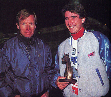 Jean-Michel en compagnie de Roger De Coster avec le trophée du Supercross de Phoenix