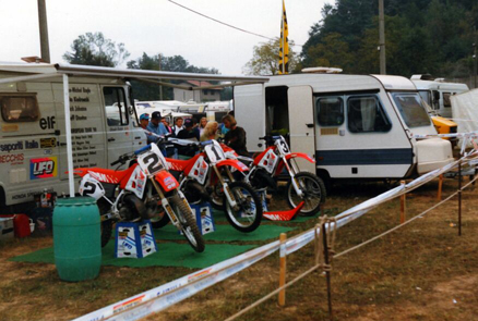 Les trois motos et le team Honda
                  au complet pour cette épreuve de Maggiora