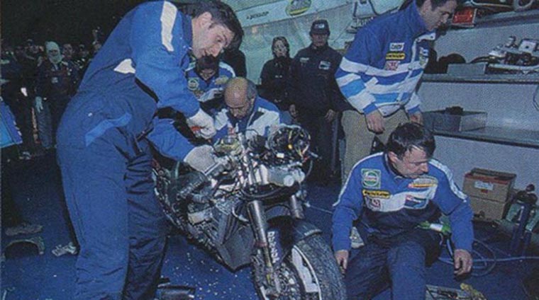 Les mécaniciens s'affairent pour réparer la moto