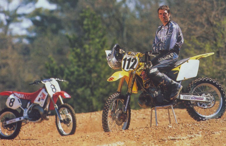 Jean-Michel sur la RM de 2001 et à l'arrière plan la CR de 1991