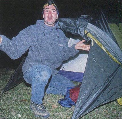 Jean-Michel Bayle prêt à aller se coucher dans sa tente