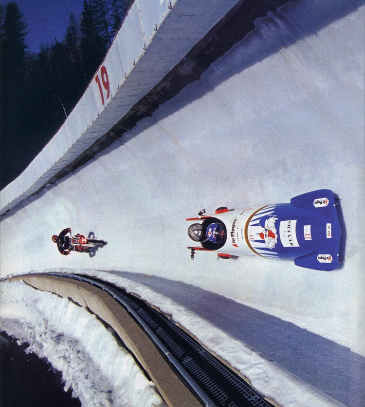 Jean-Michel se lance le défi de descendre une piste de bobsleigh plus rapidement que le bosleigh en 2004