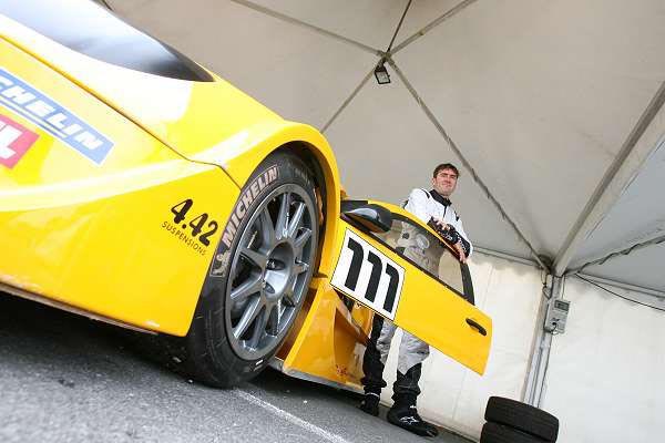 Après la moto, Jean-Michel Bayle se lance en voiture. Ici en 2006, en catégorie Touring Cup qu'il remportera