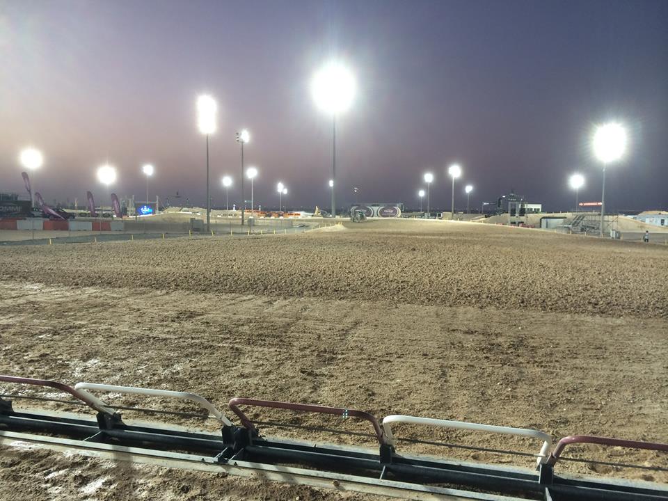 Nous voilà derrière la grille de départ du circuit du Qatar