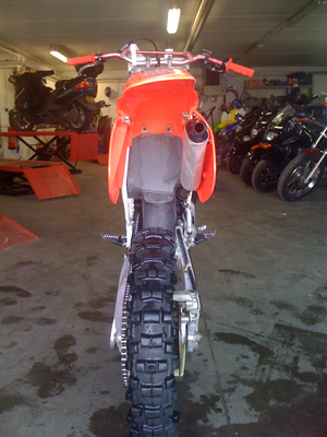 Une vue arrière de la moto de Romain tel qu'elle a été achetée