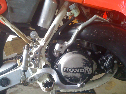 Une vue du moteur de la moto de Romain tel qu'elle a été achetée