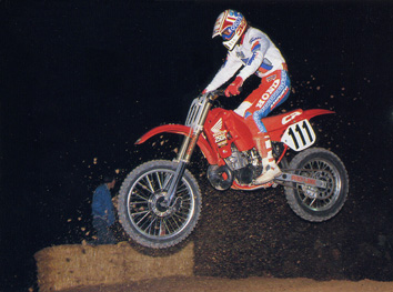 Jean-Michel Bayle sur une Honda qui arbore le numéro 111. Le début de ce fameux numéro